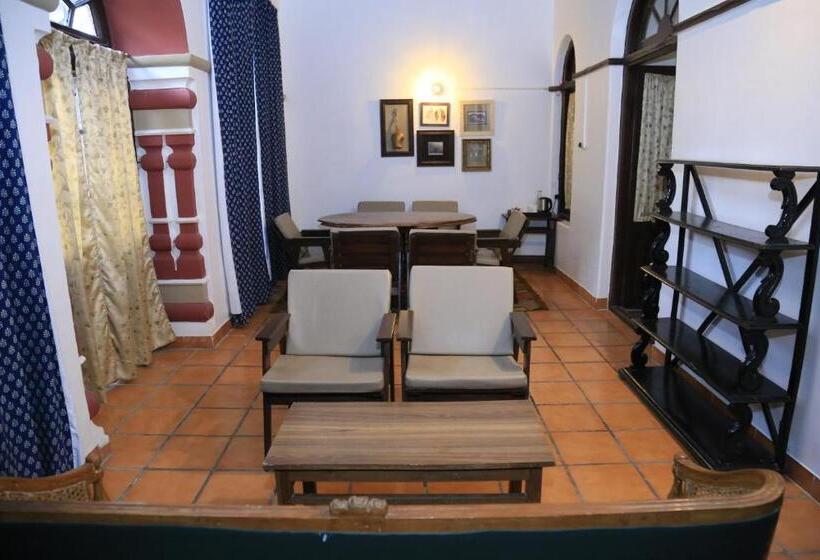 Deluxe Svit, Raghu Vilas