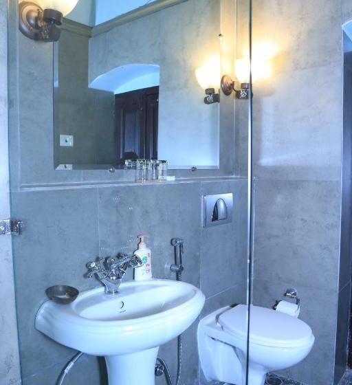 Deluxe Svit, Raghu Vilas