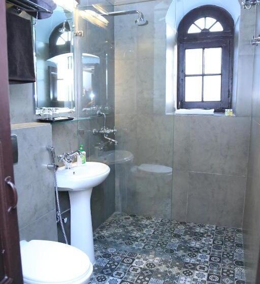 Deluxe Svit, Raghu Vilas