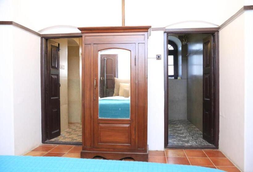 Deluxe Svit, Raghu Vilas