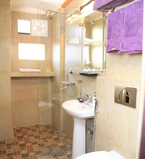 Deluxe Svit, Raghu Vilas