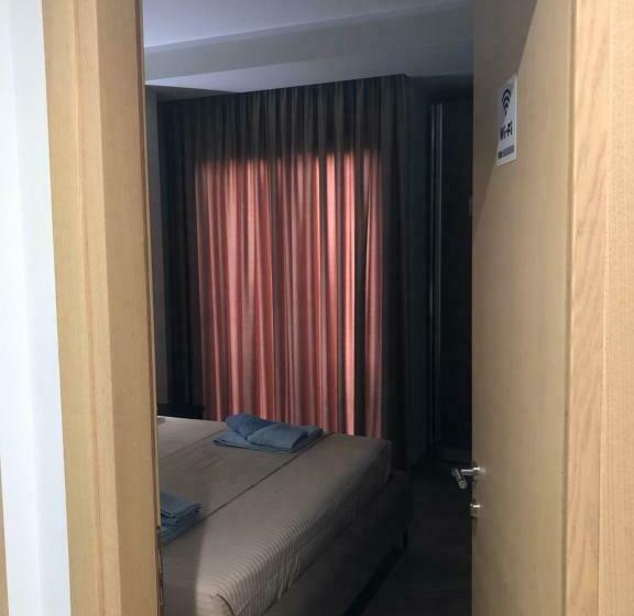 اتاق خانوادگی, Ritson