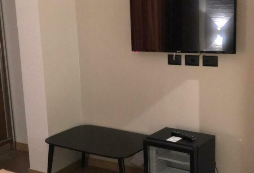 اتاق خانوادگی, Ritson