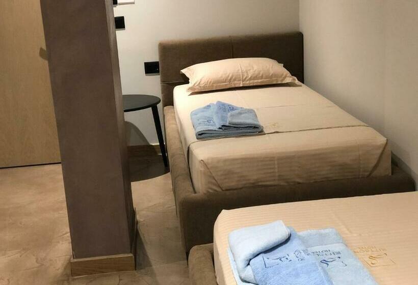 اتاق خانوادگی, Ritson