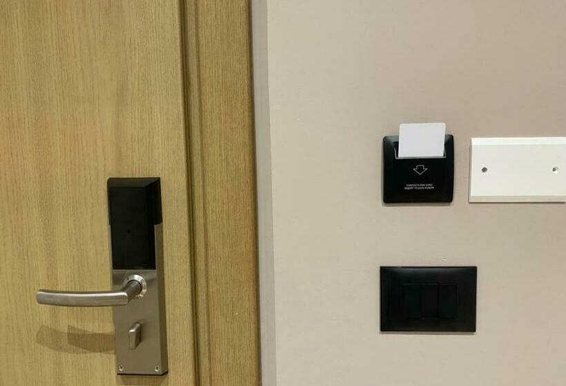 اتاق خانوادگی, Ritson