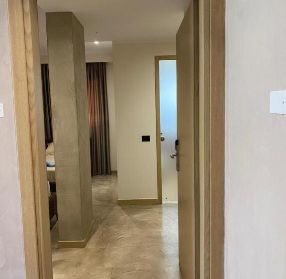 اتاق خانوادگی, Ritson