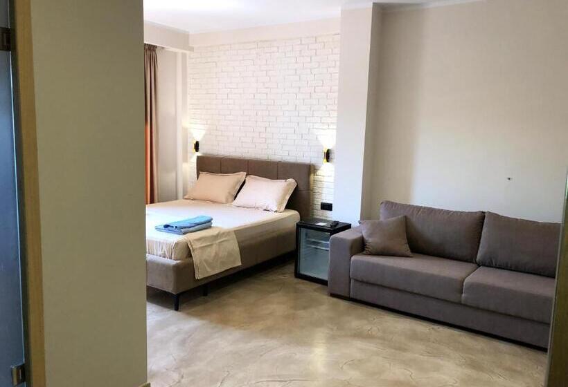 سوییت لوکس, Ritson