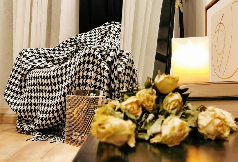 غرفة قياسية مطلة على الجبل, Thirty One