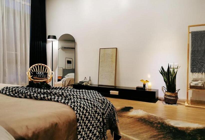 غرفة قياسية مطلة على الجبل, Thirty One