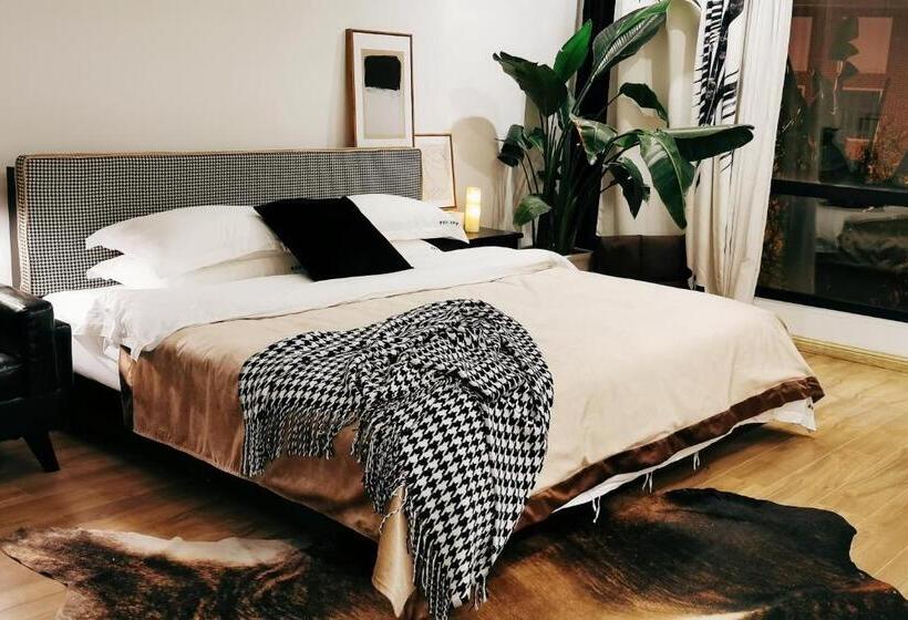 غرفة قياسية مطلة على الجبل, Thirty One