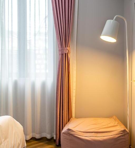 غرفة قياسية حمام مشترك, Thirty One