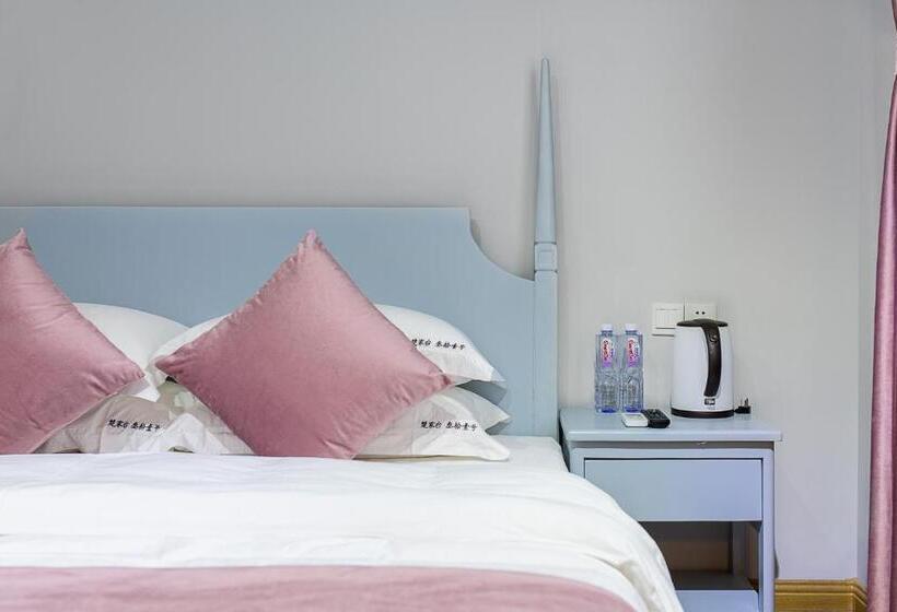 غرفة قياسية حمام مشترك, Thirty One