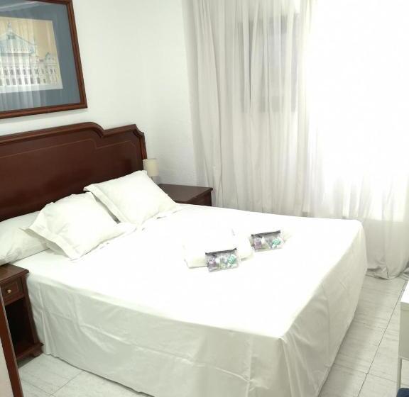 اتاق استاندارد با سرویس بهداشتی مشترک, Motel Lavapies