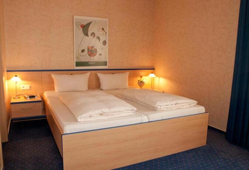 スタンダードトリプルルーム, Chassalla