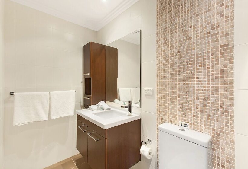 חדר משפחתי, Checkers Resort