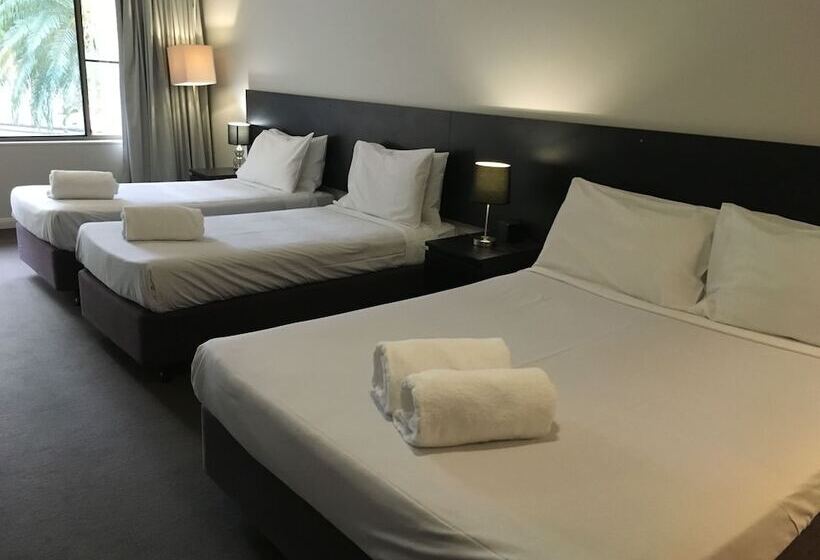 חדר משפחתי, Checkers Resort