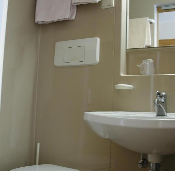 标准单人间, Waltraud Garni