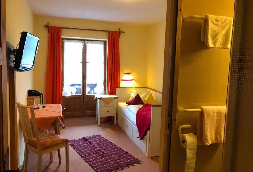 标准单人间, Waltraud Garni