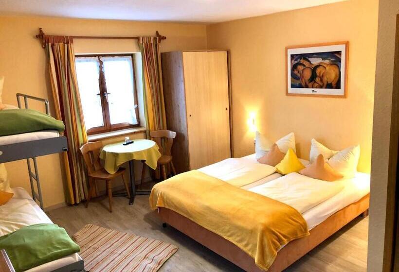 四人标准间, Waltraud Garni