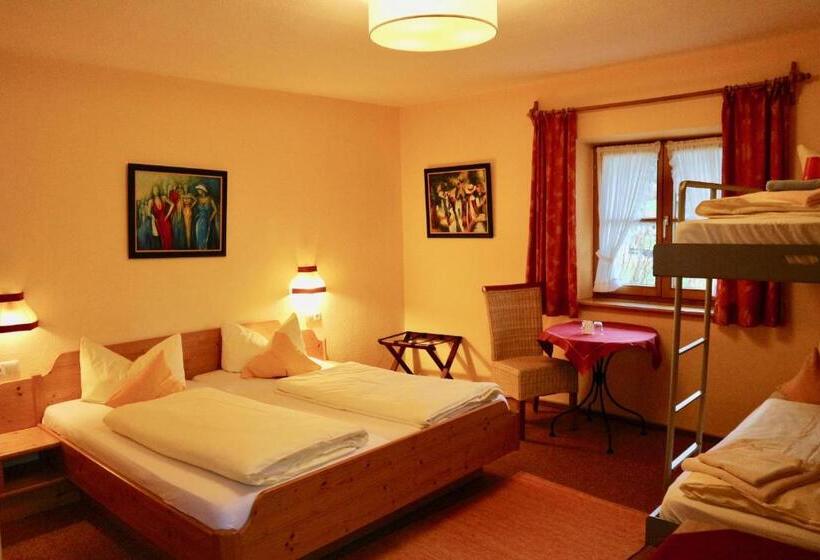 四人标准间, Waltraud Garni