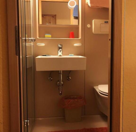 四人标准间, Waltraud Garni