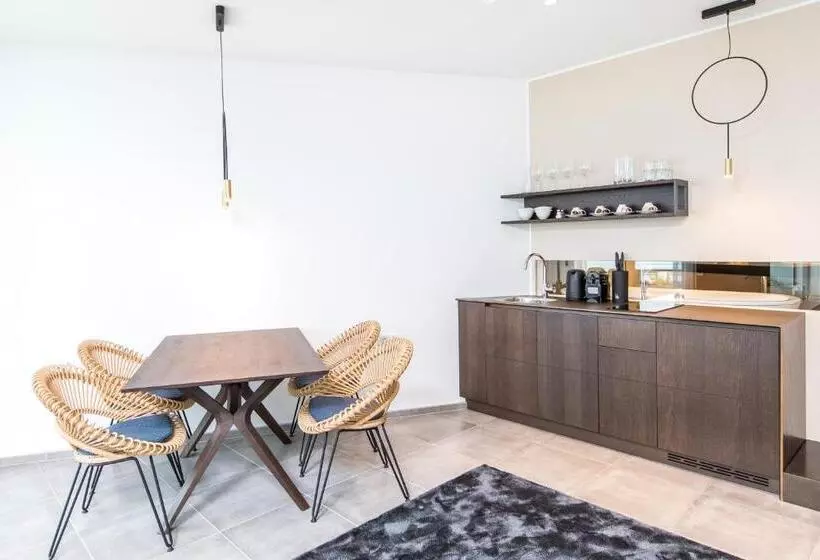 スイート, Suiten Aparthotel Aenea