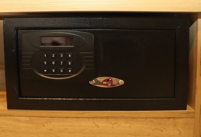 Номер Deluxe, Elia İmroz