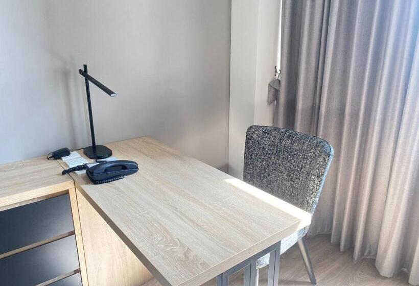 استودیوی استاندارد, Roygent Parks Hai Phong