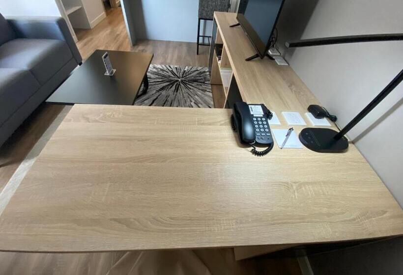 استودیوی استاندارد, Roygent Parks Hai Phong