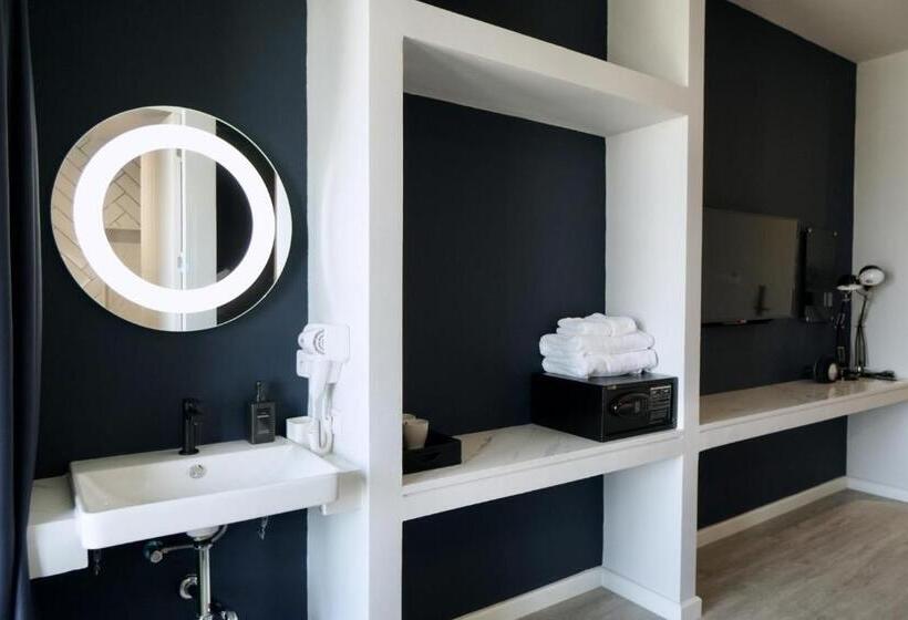 디럭스 트리플 룸, Blu Monkey Hub And Hotel Chanthaburi