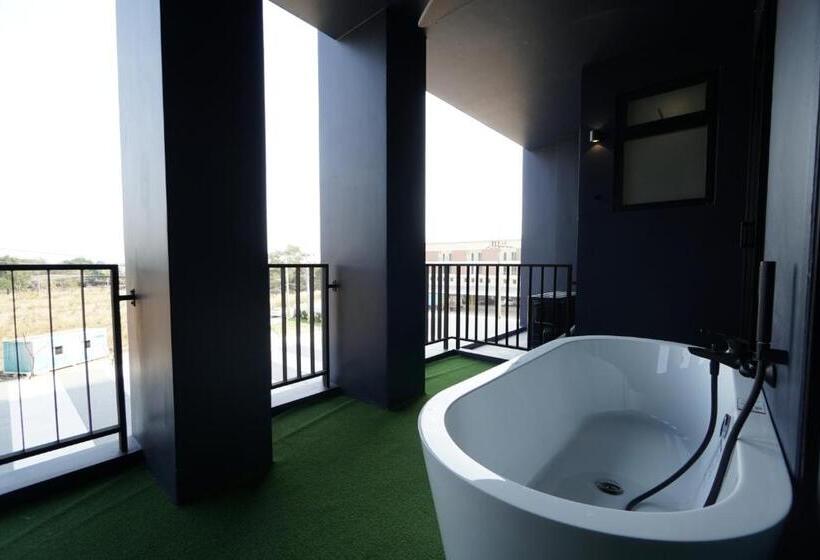 اتاق خانوادگی, Blu Monkey Hub And Hotel Chanthaburi