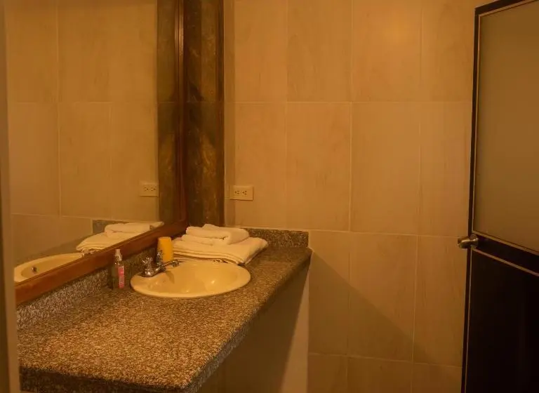 スタンダード4人部屋, Puerto Quito Lodge