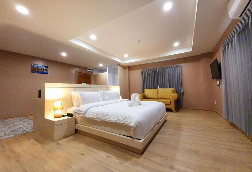 سوییت با چشمانداز کوه, Usabai Riverside Boutique