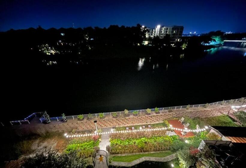 اتاق لوکس با بالکن, Usabai Riverside Boutique