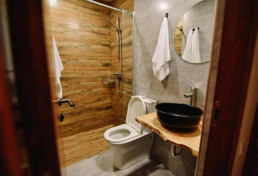 اتاق لوکس, Lori Guest House