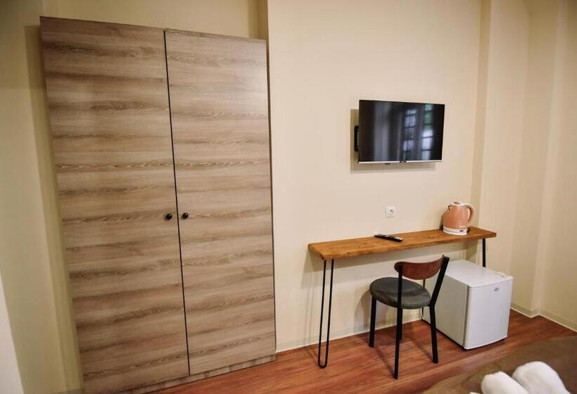 اتاق لوکس, Lori Guest House