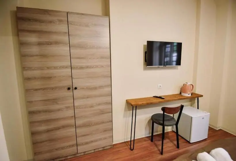 اتاق لوکس, Lori Guest House