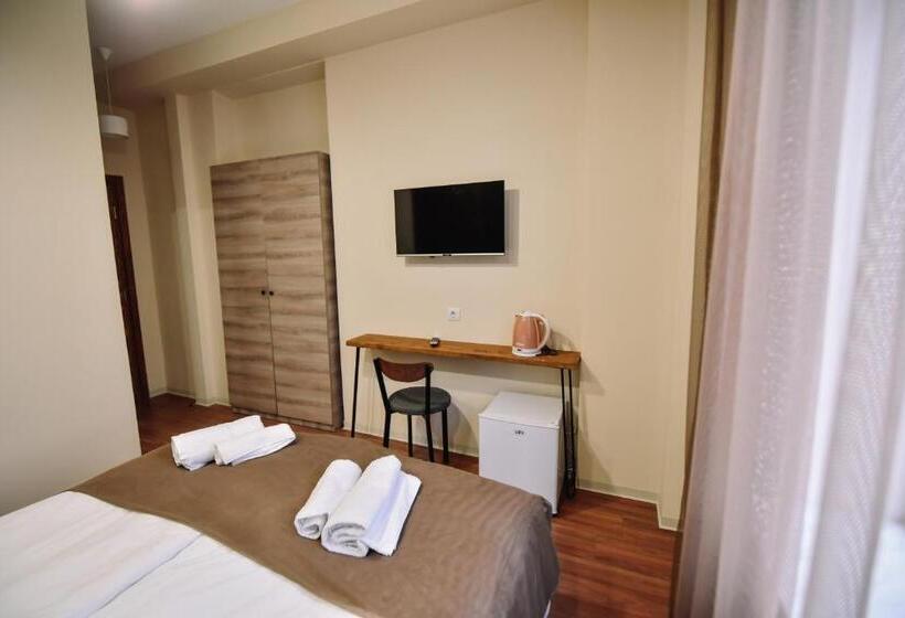 اتاق لوکس, Lori Guest House