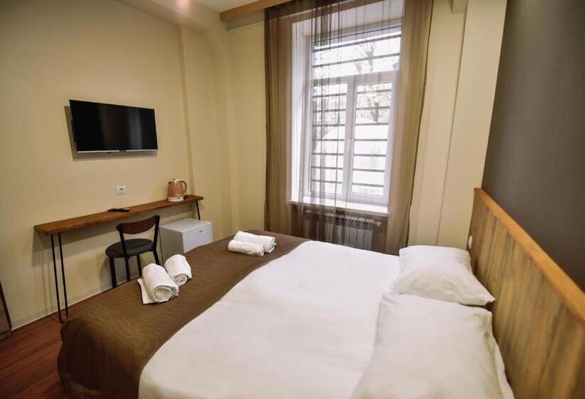 اتاق لوکس, Lori Guest House
