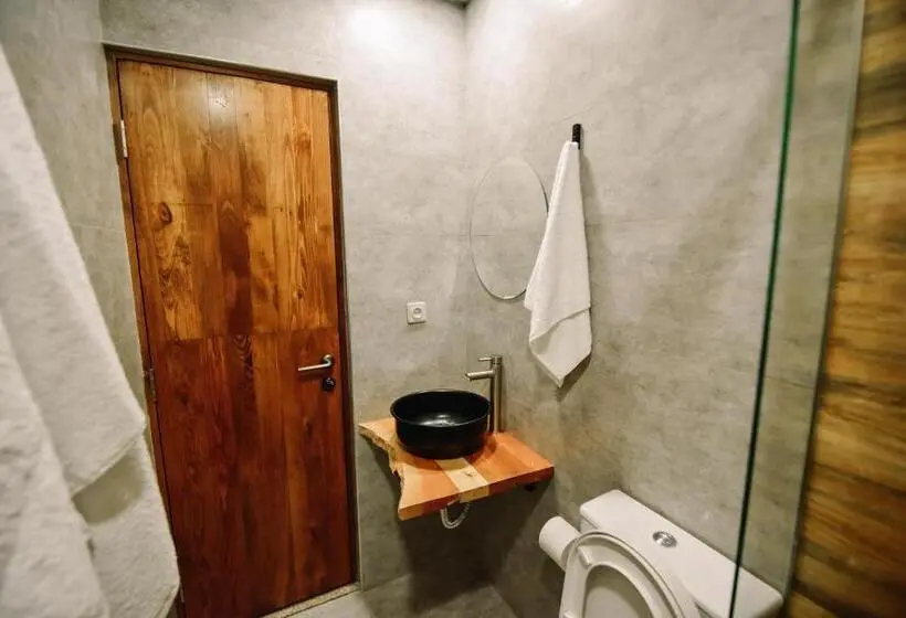 اتاق خانوادگی, Lori Guest House