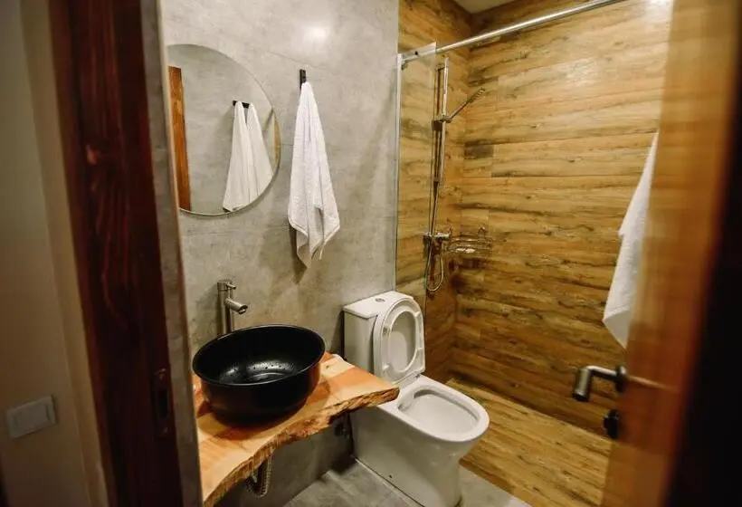 اتاق خانوادگی, Lori Guest House