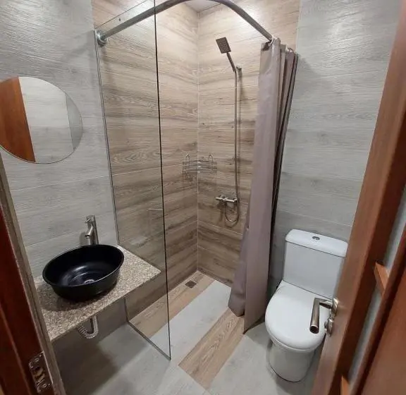 اتاق استاندارد چهار تخته, Lori Guest House