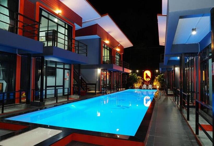 غرفة قياسية مطلّة علي حمام السباحة, The Stories Resort