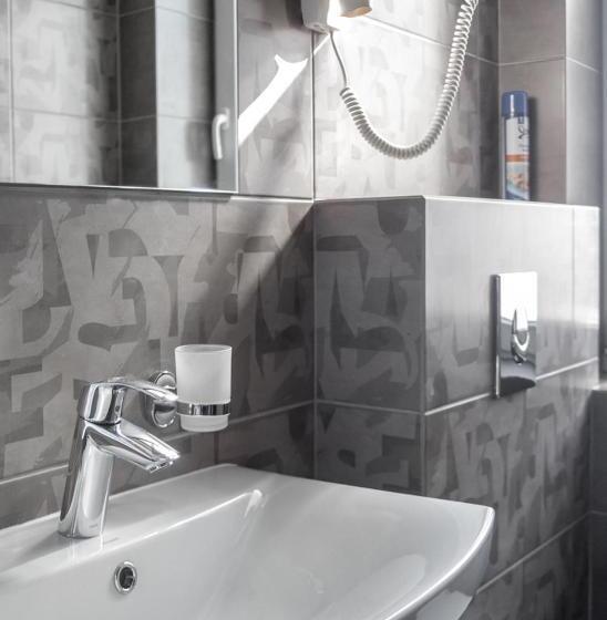 غرفة عائلية, Dozari