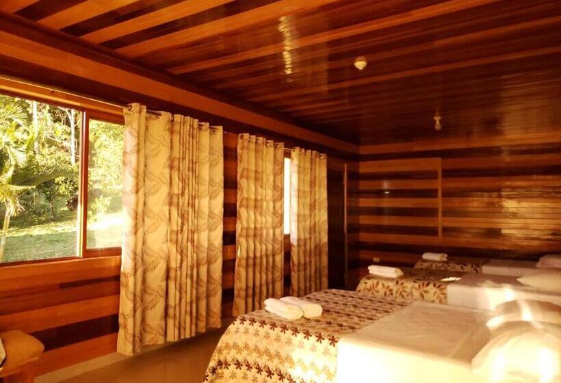 اتاق خانوادگی با چشم‌انداز کوه, Mercedes Lodge