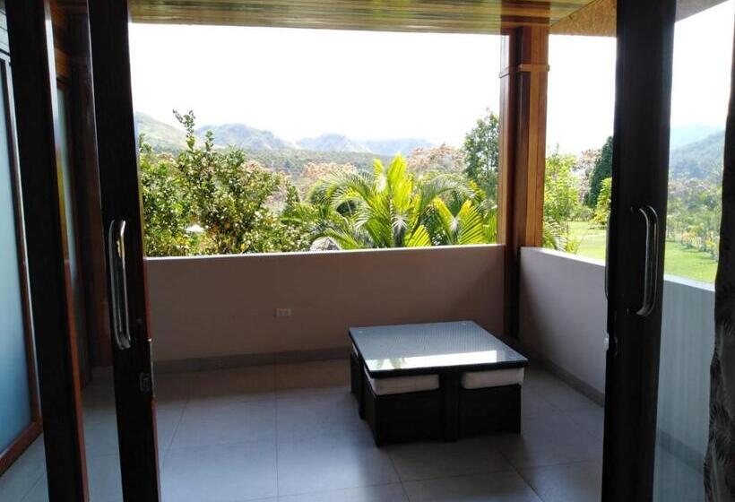 اتاق خانوادگی با چشم‌انداز کوه, Mercedes Lodge