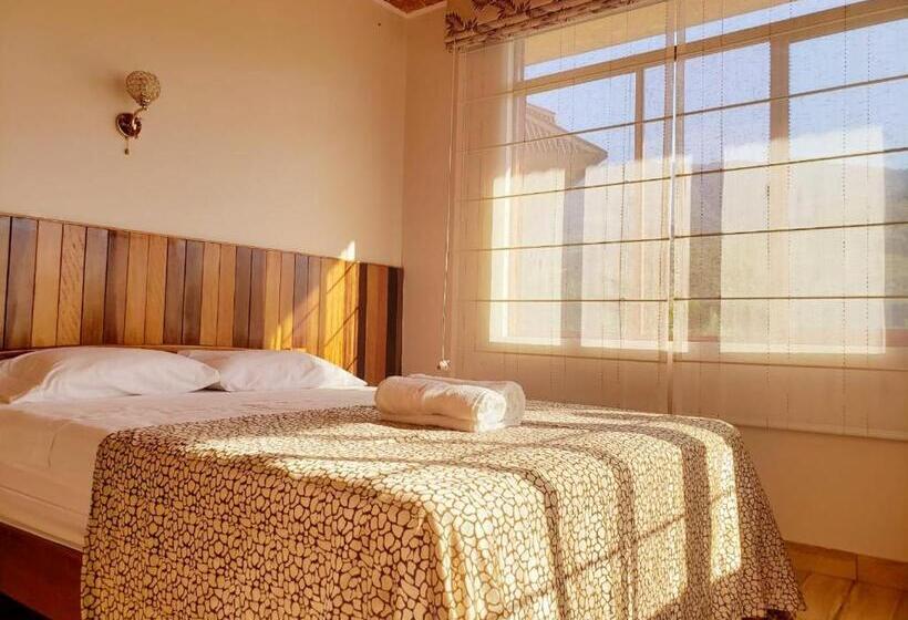 بانگلوی استاندارد, Mercedes Lodge