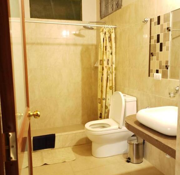 اتاق خانوادگی با چشم‌انداز باغ, Mercedes Lodge