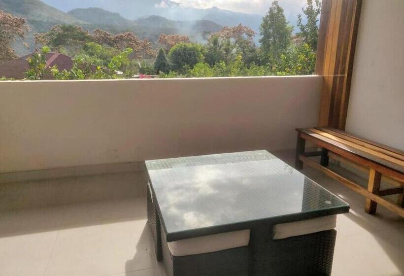 اتاق خانوادگی با چشم‌انداز باغ, Mercedes Lodge