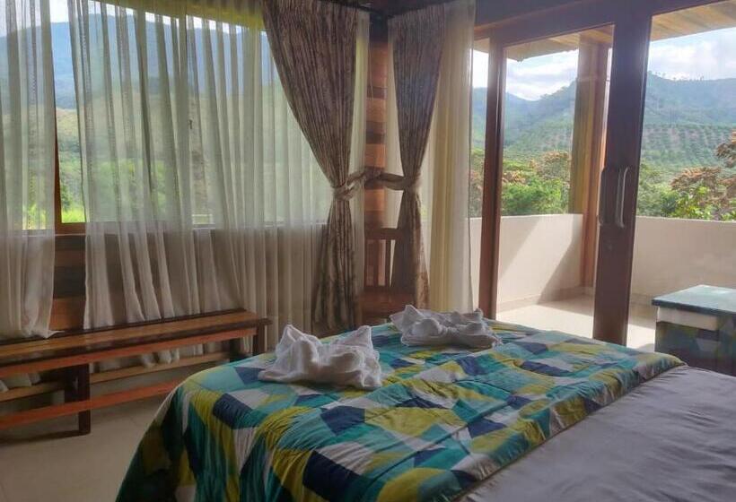 اتاق خانوادگی با چشم‌انداز باغ, Mercedes Lodge